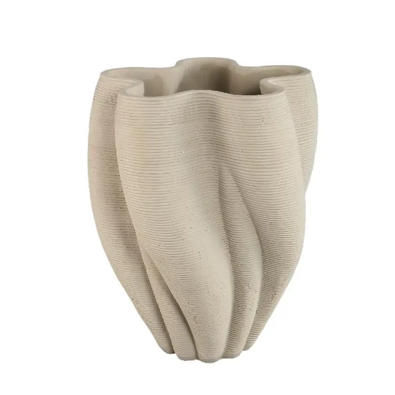Neue Ware Vase – Beige Farbe, Wellen Rillen Design, Zement Material, L – Hastin | PTMD