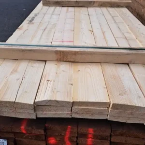 Begrenztes Angebot 11 m² Fichte Glattkantbretter 29x150 mm als Boden-Deckel-Deckelschalung
